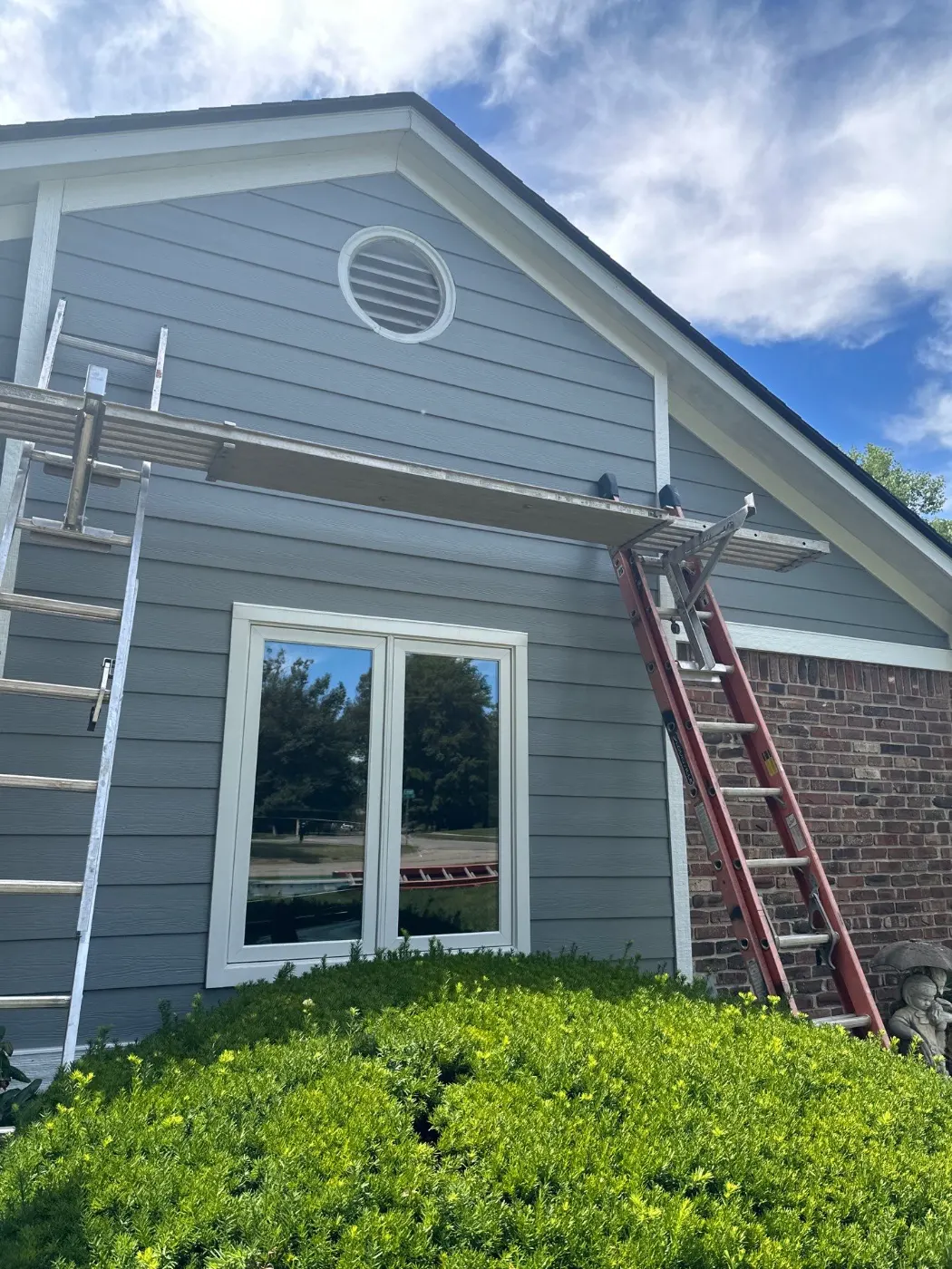 Trim and flashing detail on a Asherwood siding job